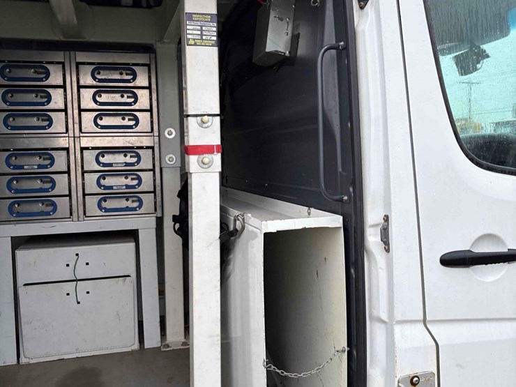 2013-mercedes-benz-bucket-truck-image-13