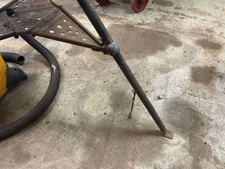 pipe-vise-and-shop-vac-image-3