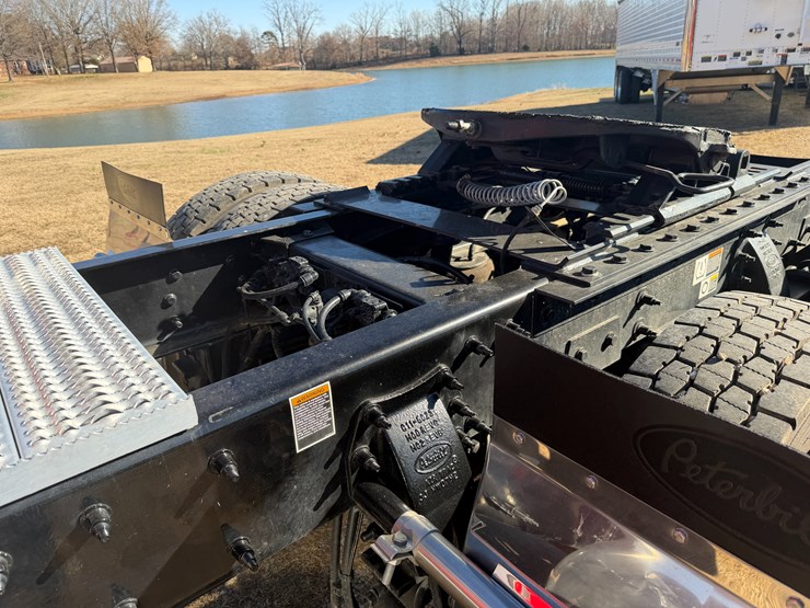 peterbilt-589-image-19