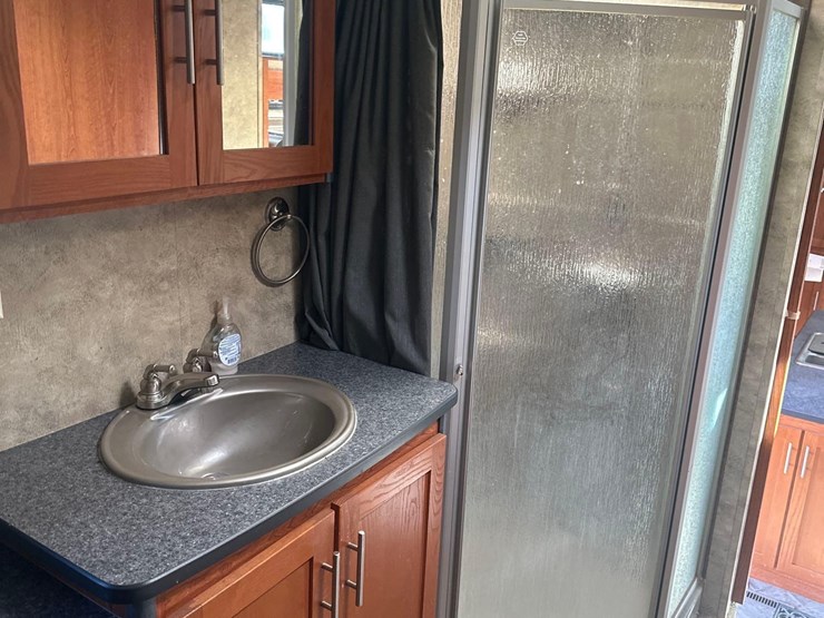 2009-fuzion-5th-wheel-camper/-toy-hauler-image-32