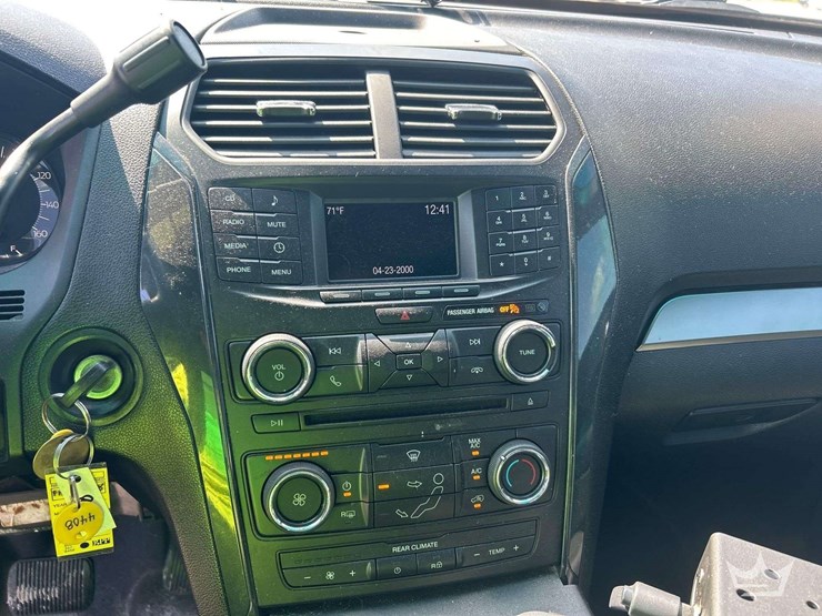 2017-ford-explorer-image-15