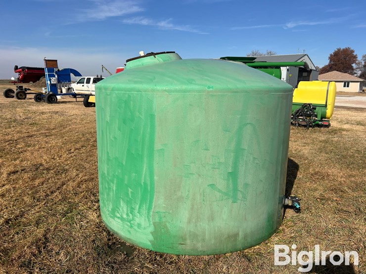 1300-gal-poly-tank-image-1