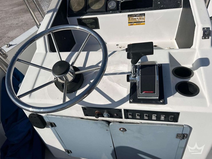 1990-bayliner-19ft-trophy-center-console-boat-w/-s/a-20ft-boat-trailer-image-9