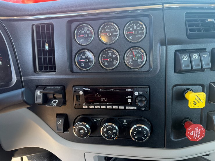 peterbilt-589-image-83