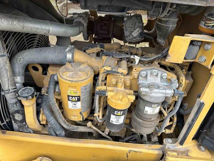 2015-caterpillar-d5k2-lgp-image-12