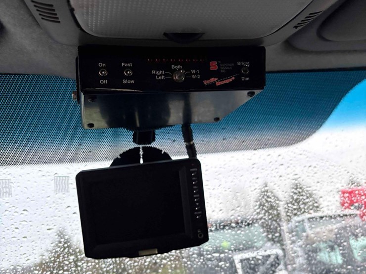 2013-mercedes-benz-bucket-truck-image-25