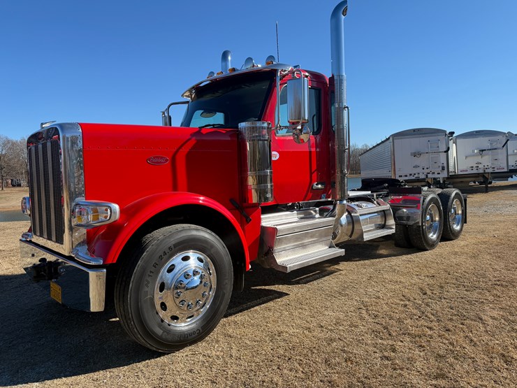 peterbilt-589-image-1