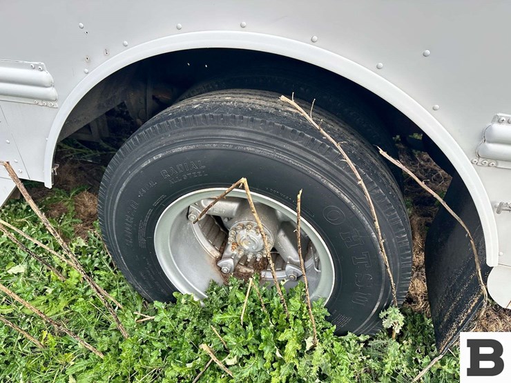 1988-ford-b700-image-5