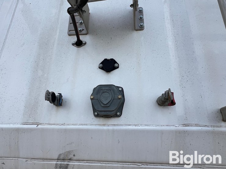 2011-neville-trailer-image-11