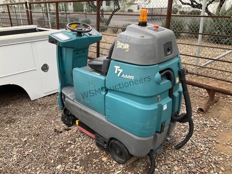 tennant-t7-amr-ride-on-sweeper-image-1