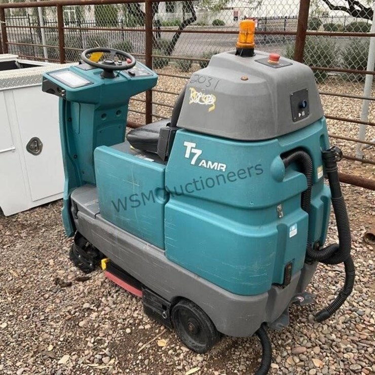 TENNANT T7 AMR RIDE ON SWEEPER