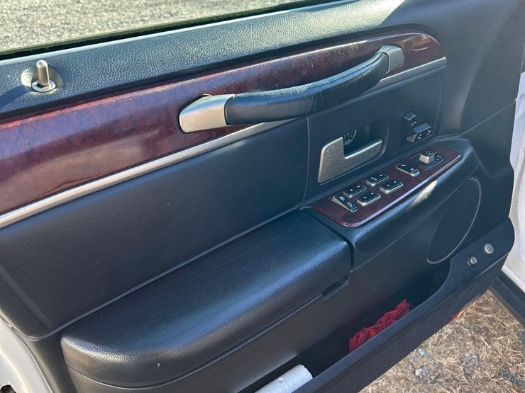 2003-lincoln-town-car-limo-image-17