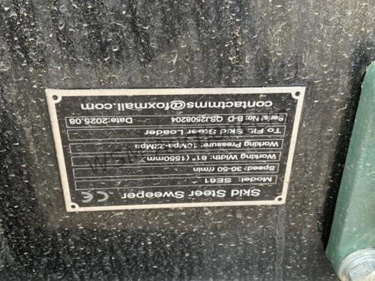 giyi-skid-steer-sweeper-attachment-image-6