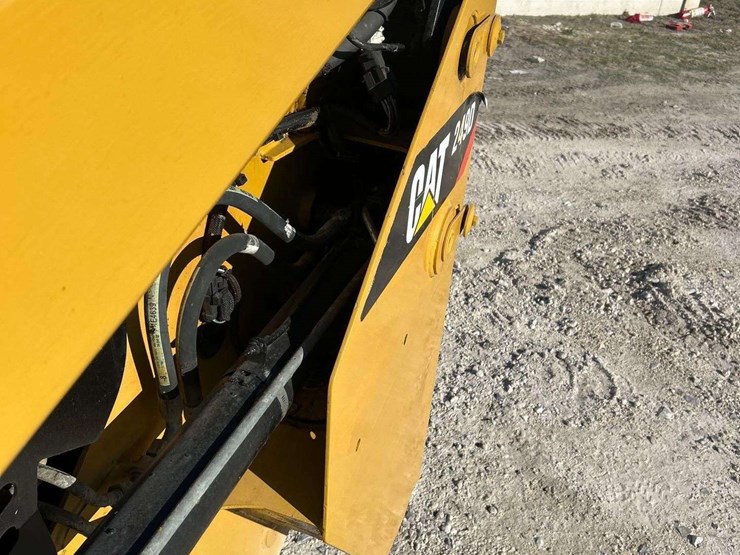 2017-caterpillar-249d-compact-track-loader-skid-steer-image-18