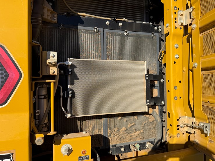 caterpillar-320-image-28