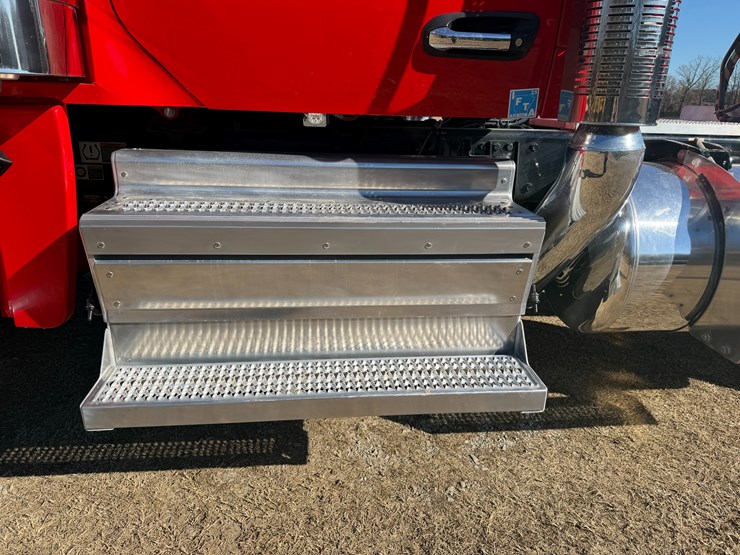 peterbilt-589-image-27