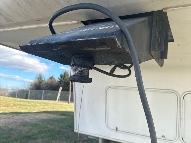 2009-fuzion-5th-wheel-camper/-toy-hauler-image-3