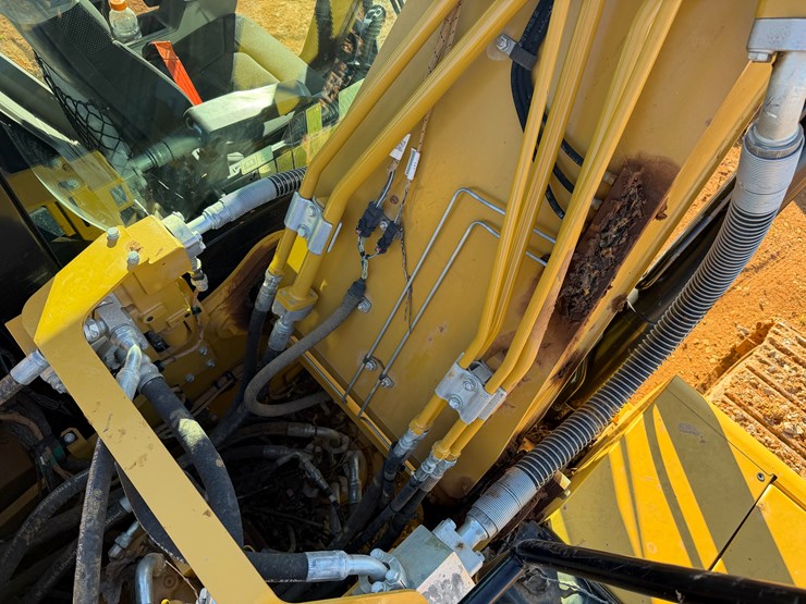 caterpillar-320-image-33