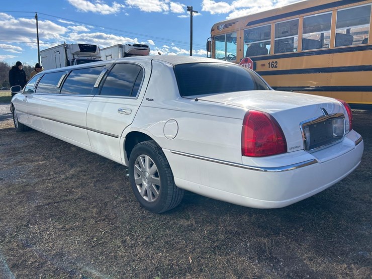 2003-lincoln-town-car-limo-image-6