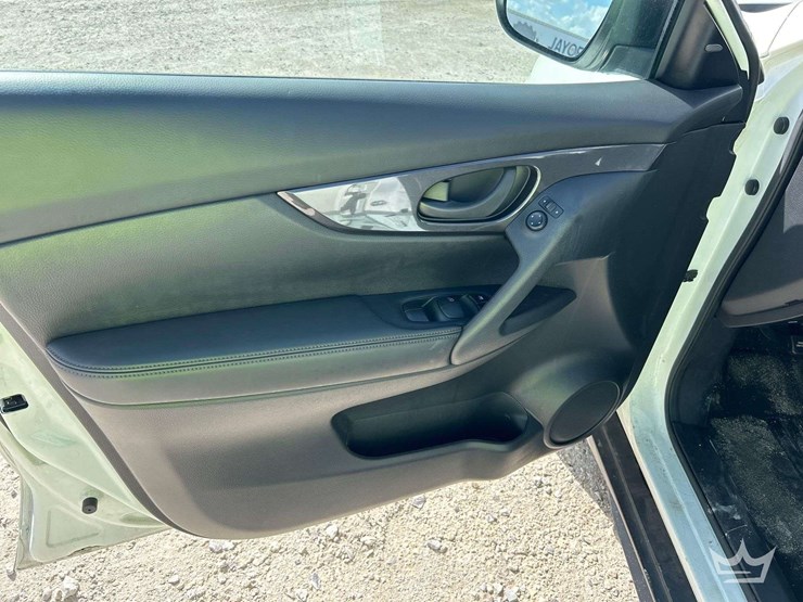 2020-nissan-rogue-image-13