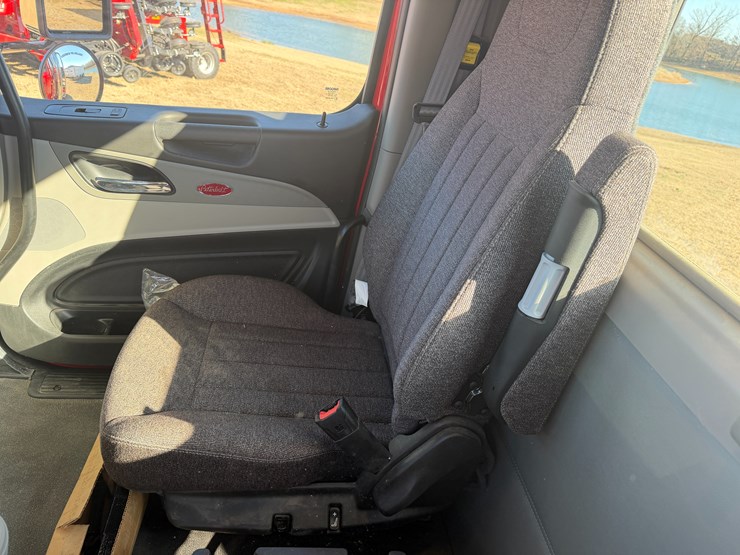 peterbilt-589-image-79