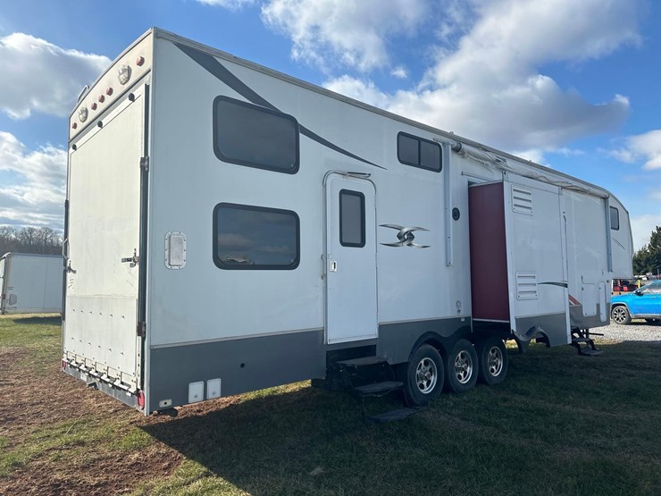 2009-fuzion-5th-wheel-camper/-toy-hauler-image-10