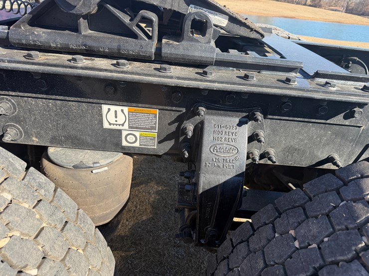 peterbilt-589-image-9