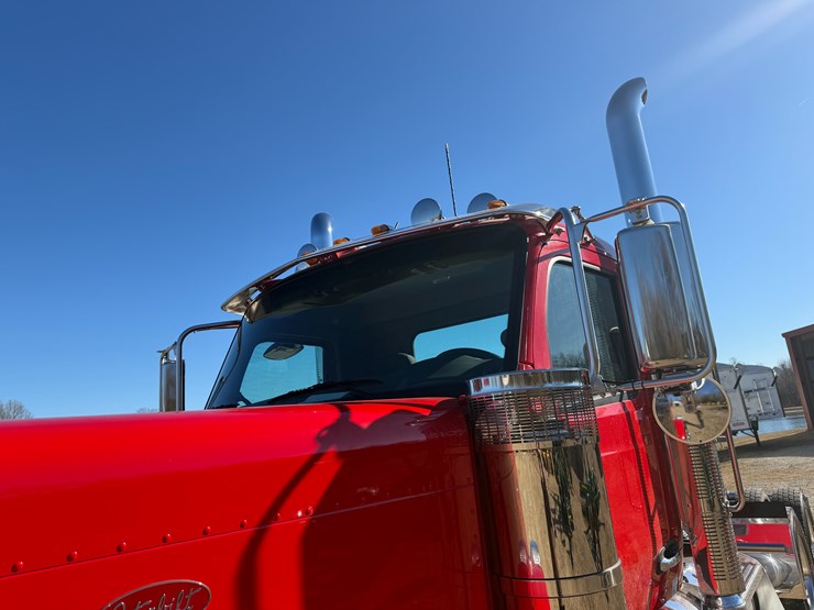 peterbilt-589-image-31