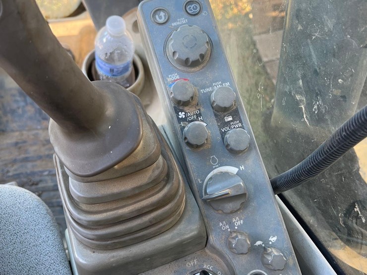 deere-245g-lc-image-28