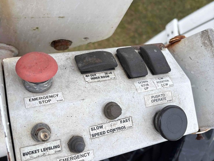 2013-mercedes-benz-bucket-truck-image-9