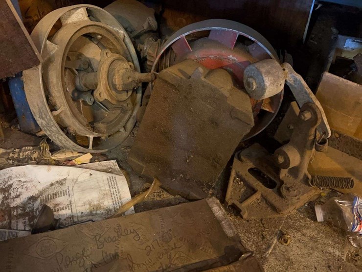 contents-of-shelves-image-13