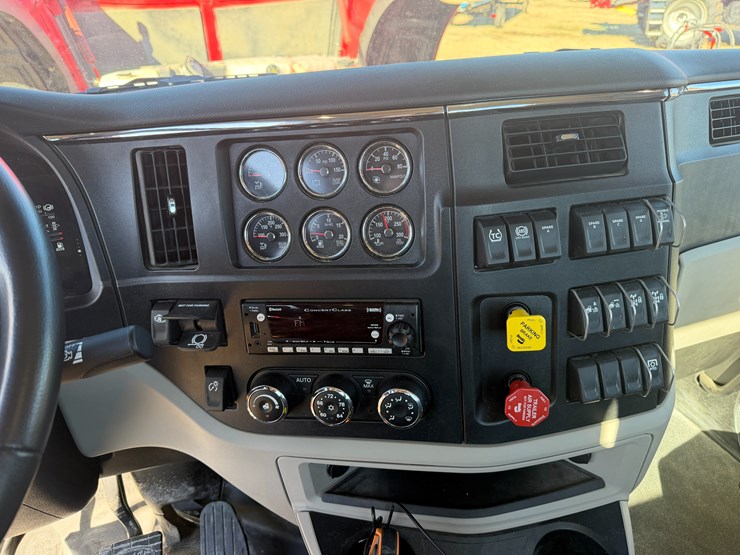 peterbilt-589-image-81