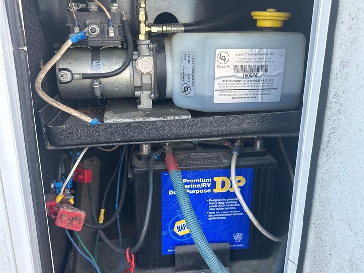 2009-fuzion-5th-wheel-camper/-toy-hauler-image-9