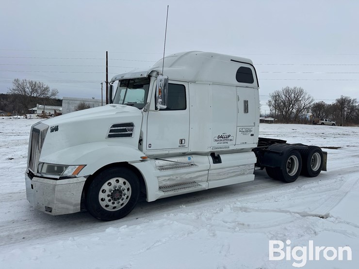 2016-western-star-5700xe-image-1