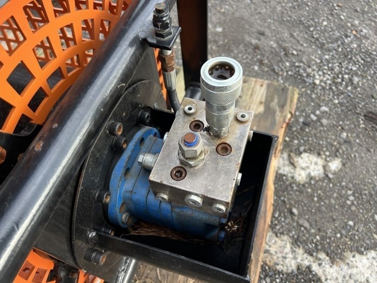 22"-rock-screening-bucket-w/2-screens-image-6