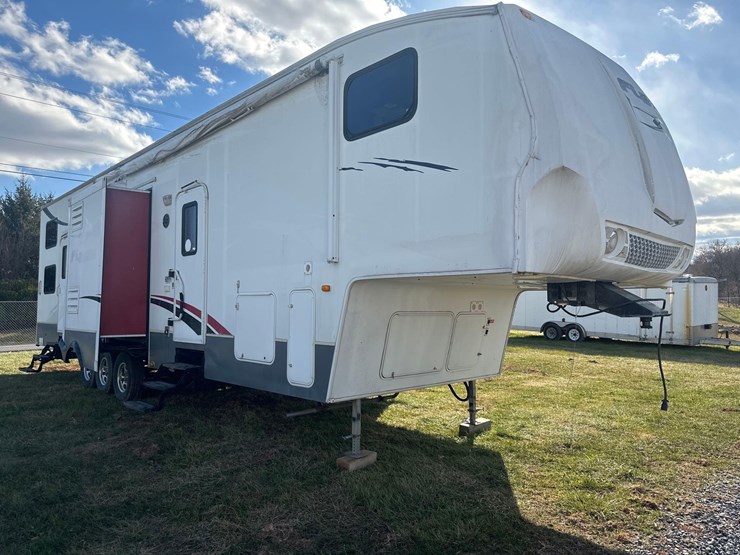 2009-fuzion-5th-wheel-camper/-toy-hauler-image-4