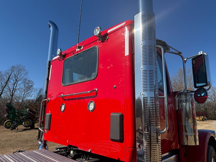 peterbilt-589-image-45