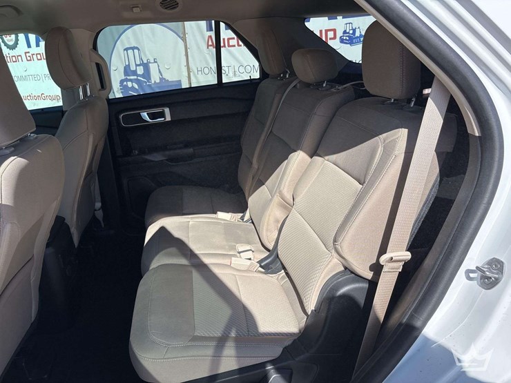 2022-ford-explorer-image-23