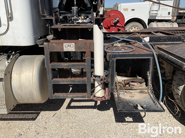 peterbilt-388-image-17