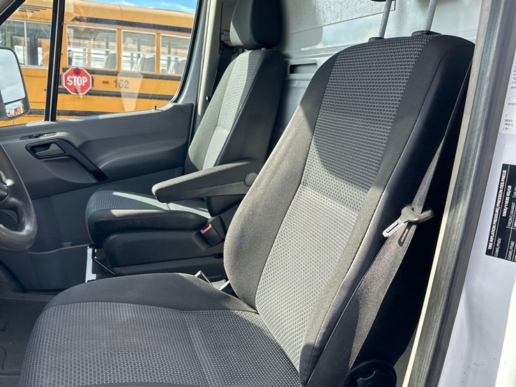 2012-frieghtliner-3500-box-truck-image-15