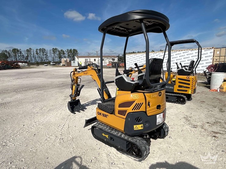2025-cfg-industrial-qk18r-mini-excavator-image-3