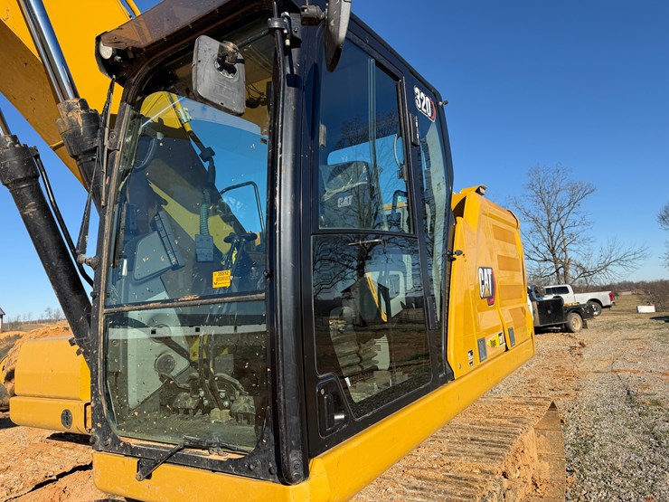 caterpillar-320-image-9