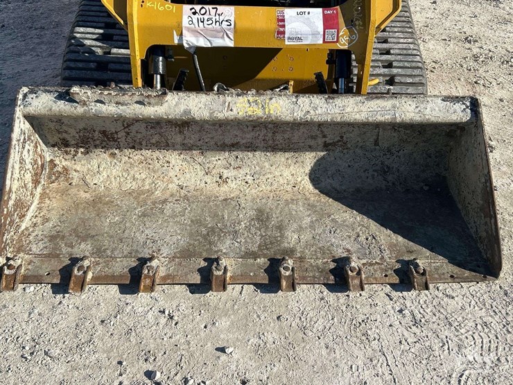 2017-caterpillar-249d-compact-track-loader-skid-steer-image-23