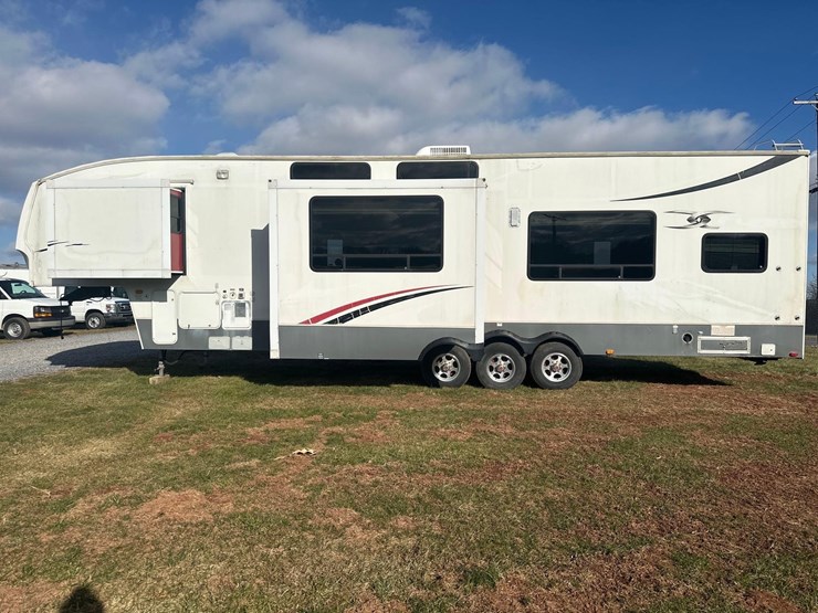 2009-fuzion-5th-wheel-camper/-toy-hauler-image-14