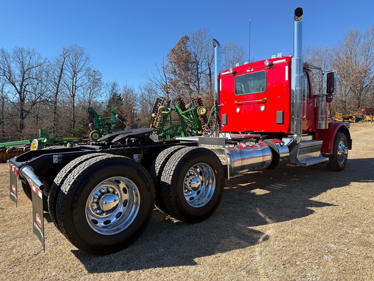 peterbilt-589-image-3