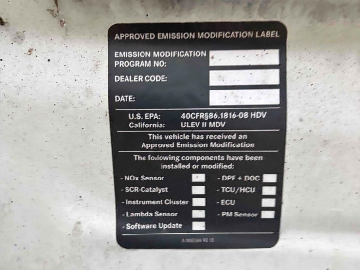 2013-mercedes-benz-bucket-truck-image-11