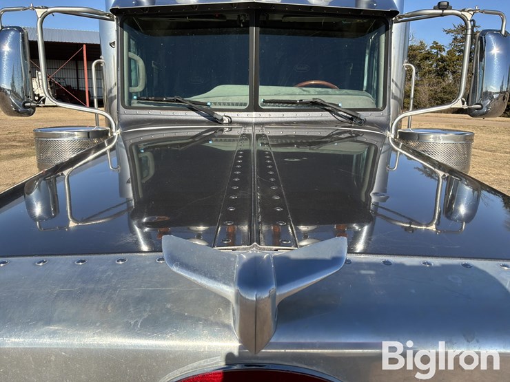 2010-peterbilt-389-image-13