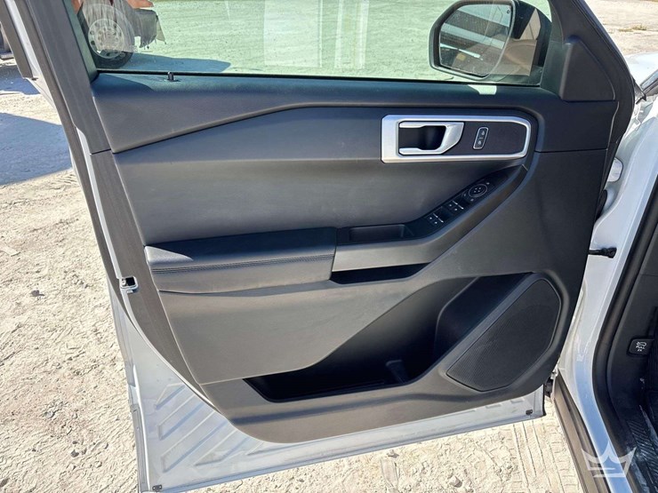 2022-ford-explorer-image-11