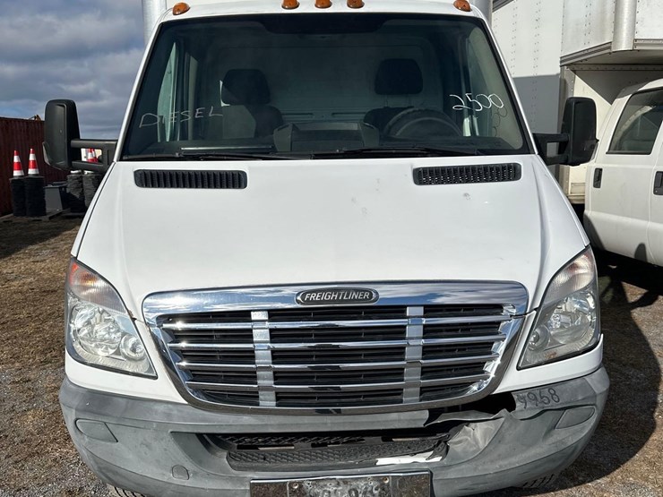 2012-frieghtliner-3500-box-truck-image-2