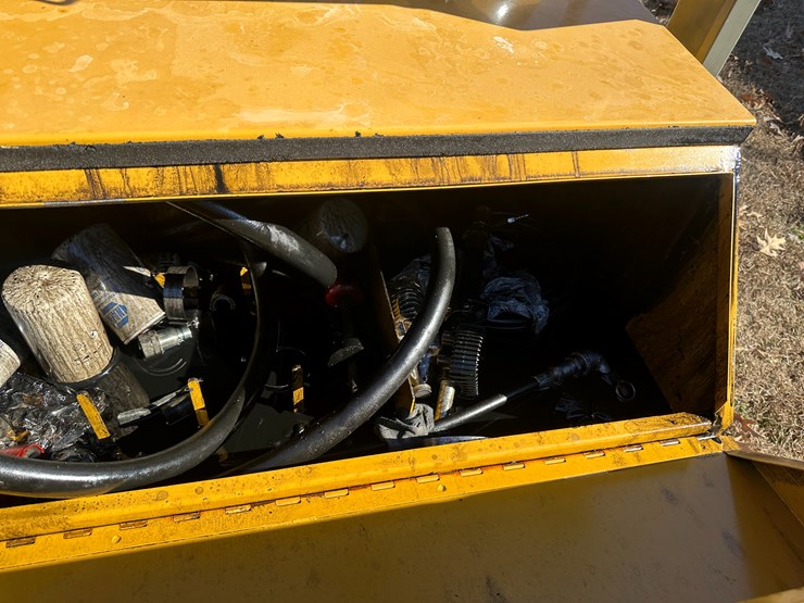 #35579-•-2015-sage-oil-vac-8'-s/a-lube-trailer-vin:-1z9bu317fa092026-image-13